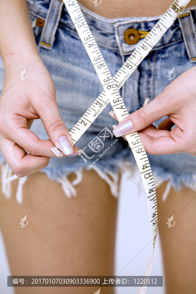 女孩測量她的腰