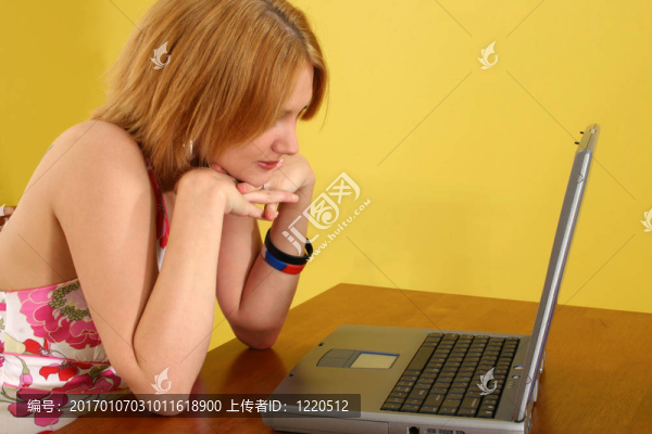 青少年與筆記本電腦