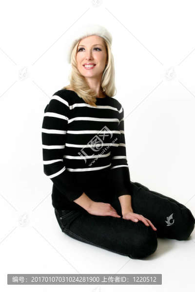 坐在地板上的女人