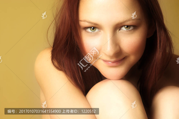紅頭發(fā)的年輕女人