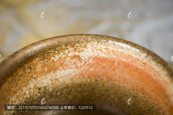 一個(gè)陶瓷碗的照片