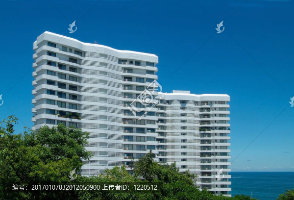 海邊的兩個公寓樓
