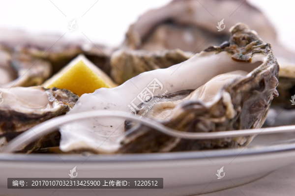 牡蠣；檸檬和叉子