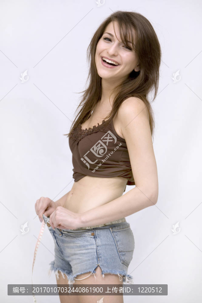 女孩測量她的腰