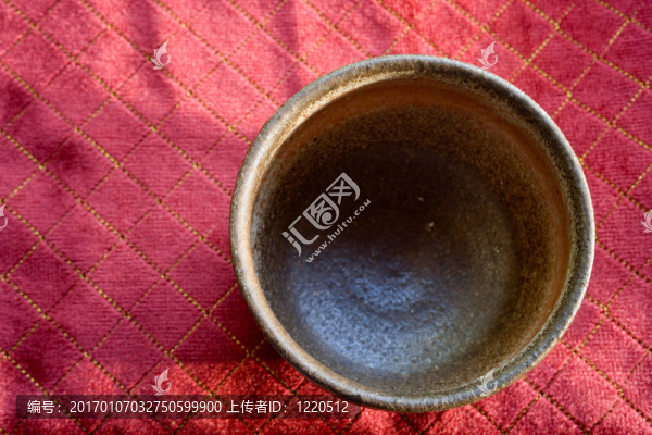 紅色背景陶瓷碗的照片