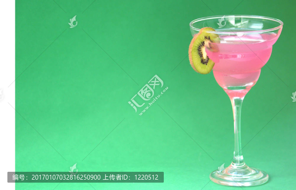 粉紅色的果汁雞尾酒