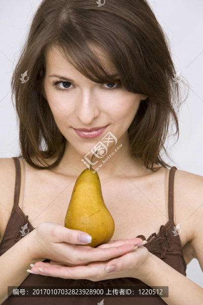 抱梨的女孩