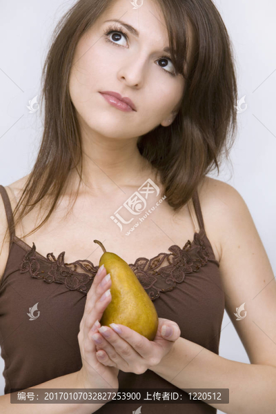 抱梨的女孩