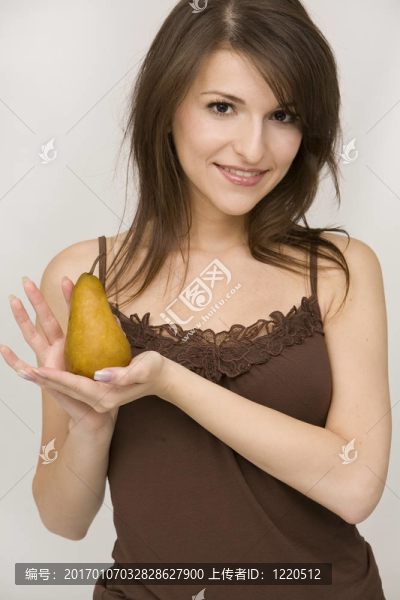 抱梨的女孩