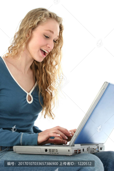 美麗的女孩的筆記本電腦