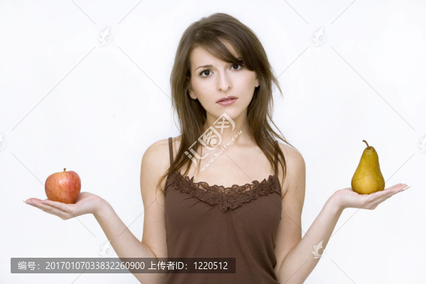 抱梨的女孩