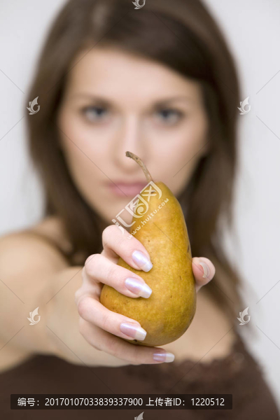 抱梨的女孩