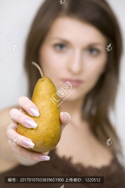 抱梨的女孩