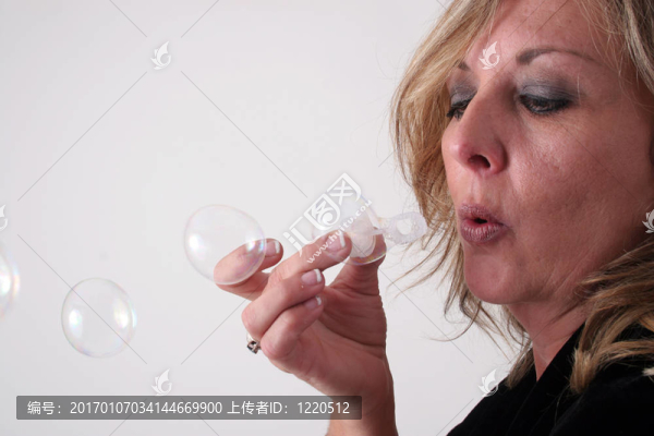 金發(fā)女人泡