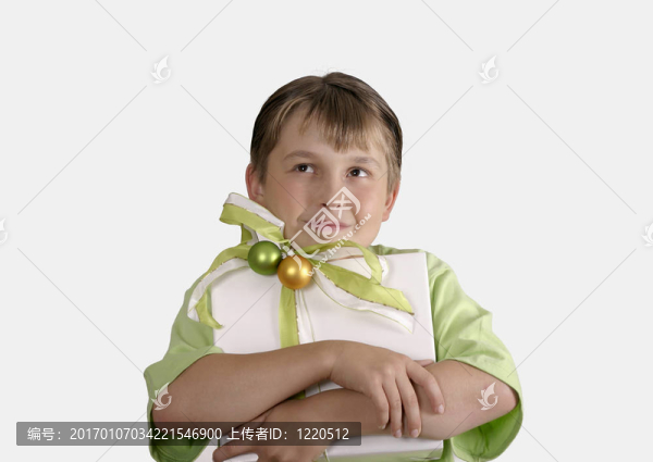 孩子拿著包裝好的禮物，若有所思地抬頭