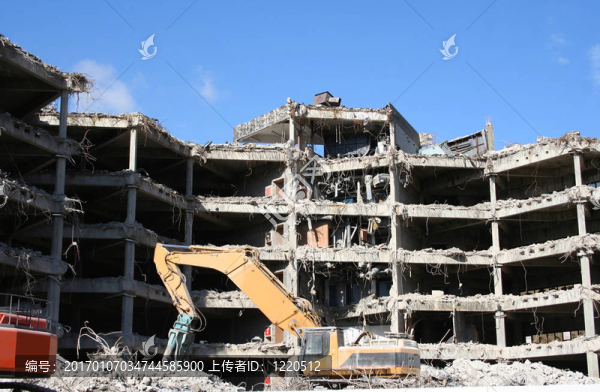 在拆除建筑