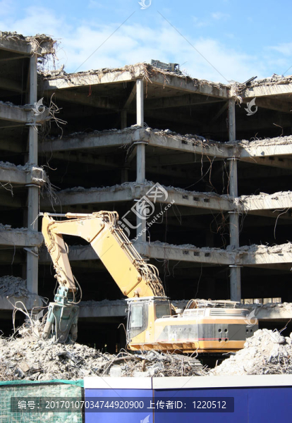 在拆除建筑