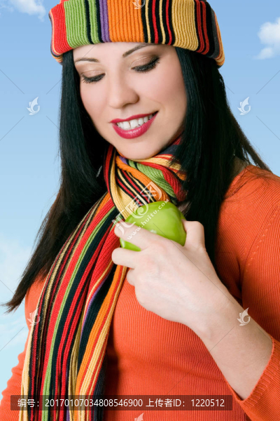 誘人的女性閃耀著一個新鮮的蘋果