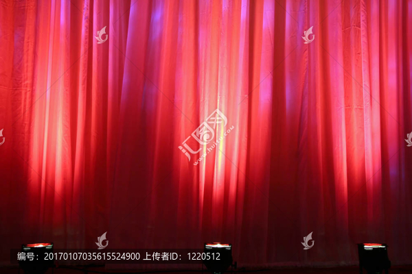 紅幕上的聚光燈
