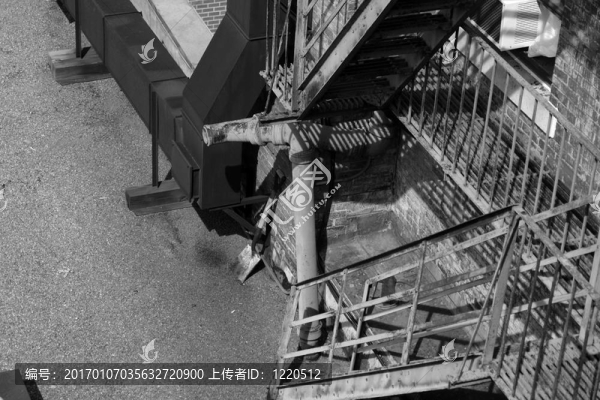 舊公寓樓的屋頂和墻