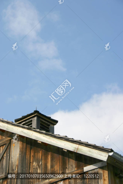 谷倉屋頂和天空