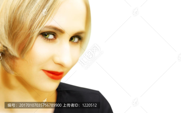 年輕的金發(fā)女人的臉上帶著綠色的眼睛