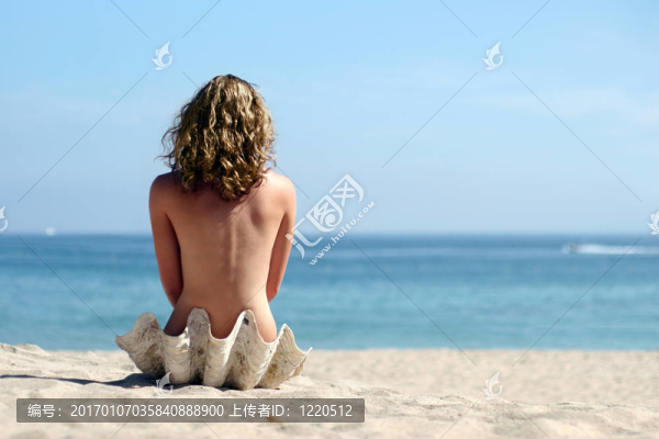 海灘上的金發(fā)女孩