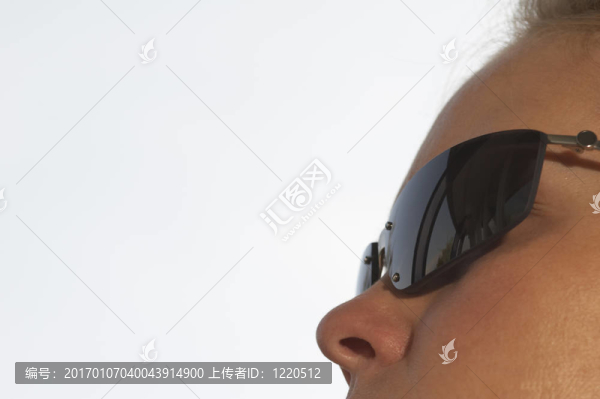 帶墨鏡的女性望著天空
