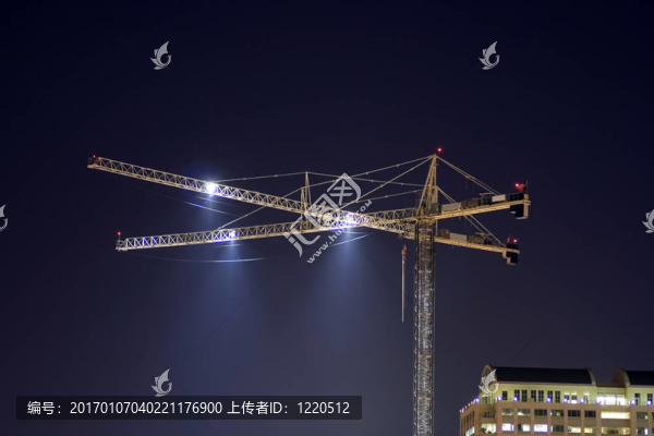 起重機在夜間