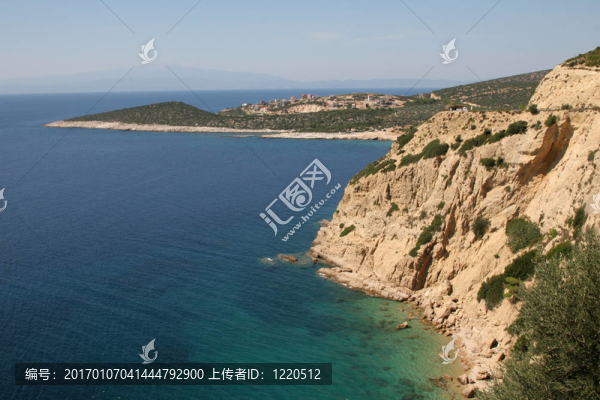崎嶇的海岸線在水晶的小島；希臘