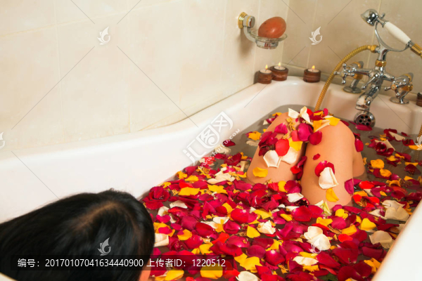 玫瑰花瓣浴中的女人