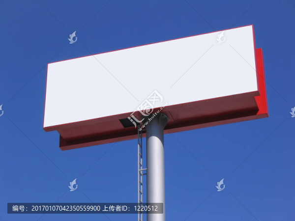 藍(lán)天上空空白的廣告牌