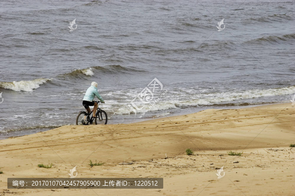 孤獨(dú)的自行車在海灘上