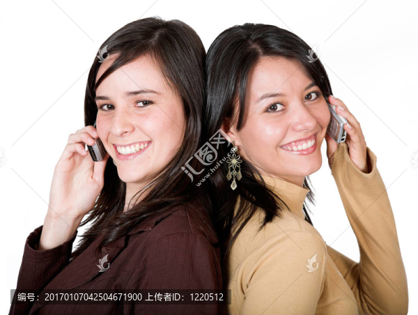 漂亮的女孩在手機上