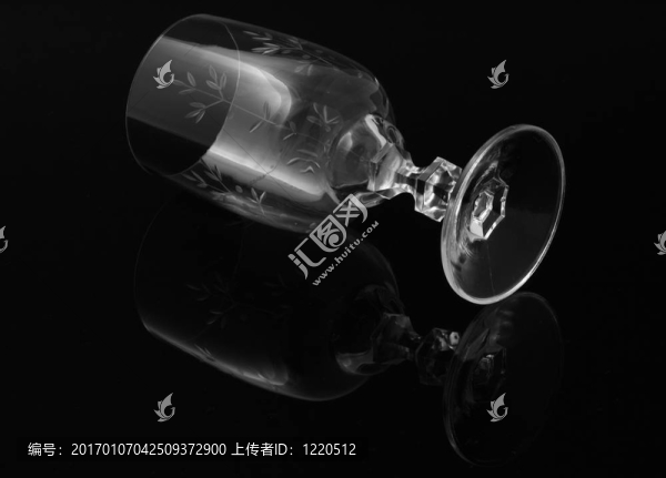 黑色酒杯