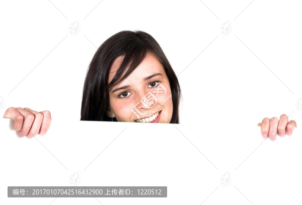 拿著一張白牌的女孩