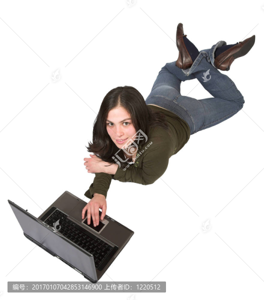 美麗的女孩在地板上使用筆記本電腦