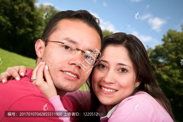 可愛的夫婦在戶外