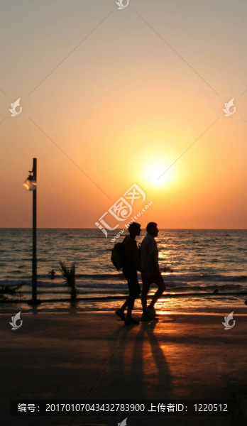 海灘上的日落夫婦