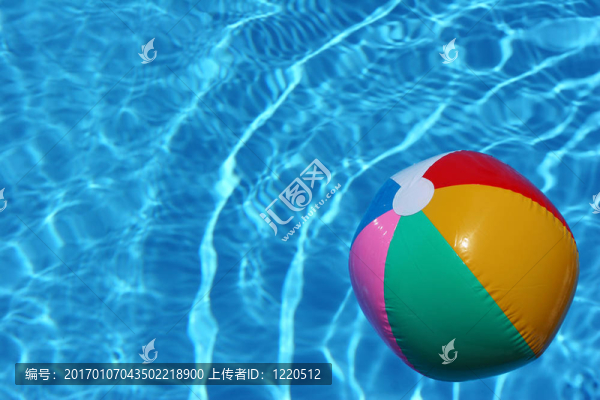 游泳池里的沙灘球
