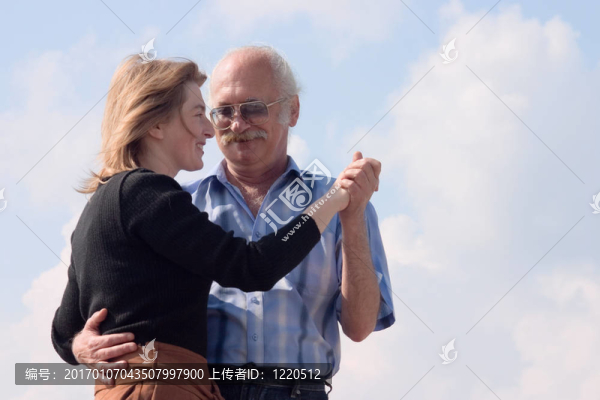 幸福的夫婦跳舞