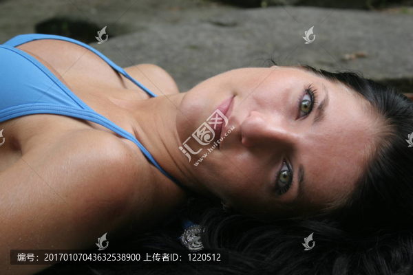 斜躺著的女人