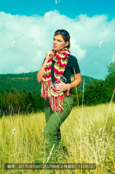 女人和Mouintain戶外