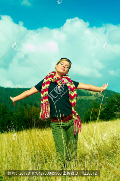 女人和Mouintain戶外