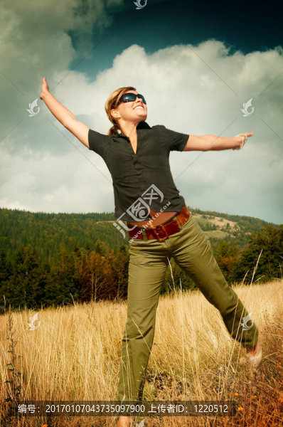 女人和Mouintain戶外