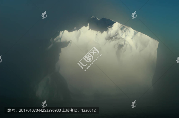 南極冰山在晨霧