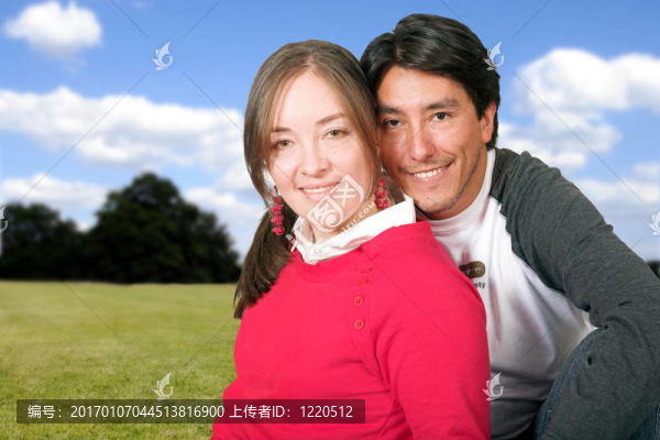 美麗的夫婦在公園里
