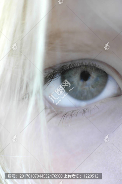 眼睛的金發(fā)女郎