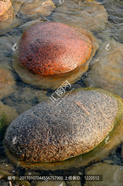 巖石在水