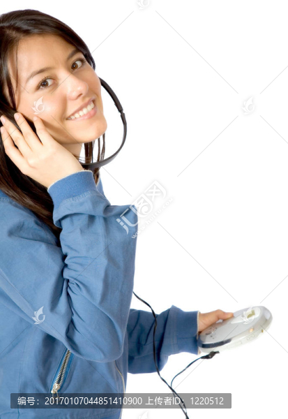 聽音樂的女孩在一個光盤播放器